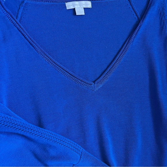 New York & Company Cold Open Shoulder V Neck Lightweight Sweater Size Medium - Picture 8 of 8